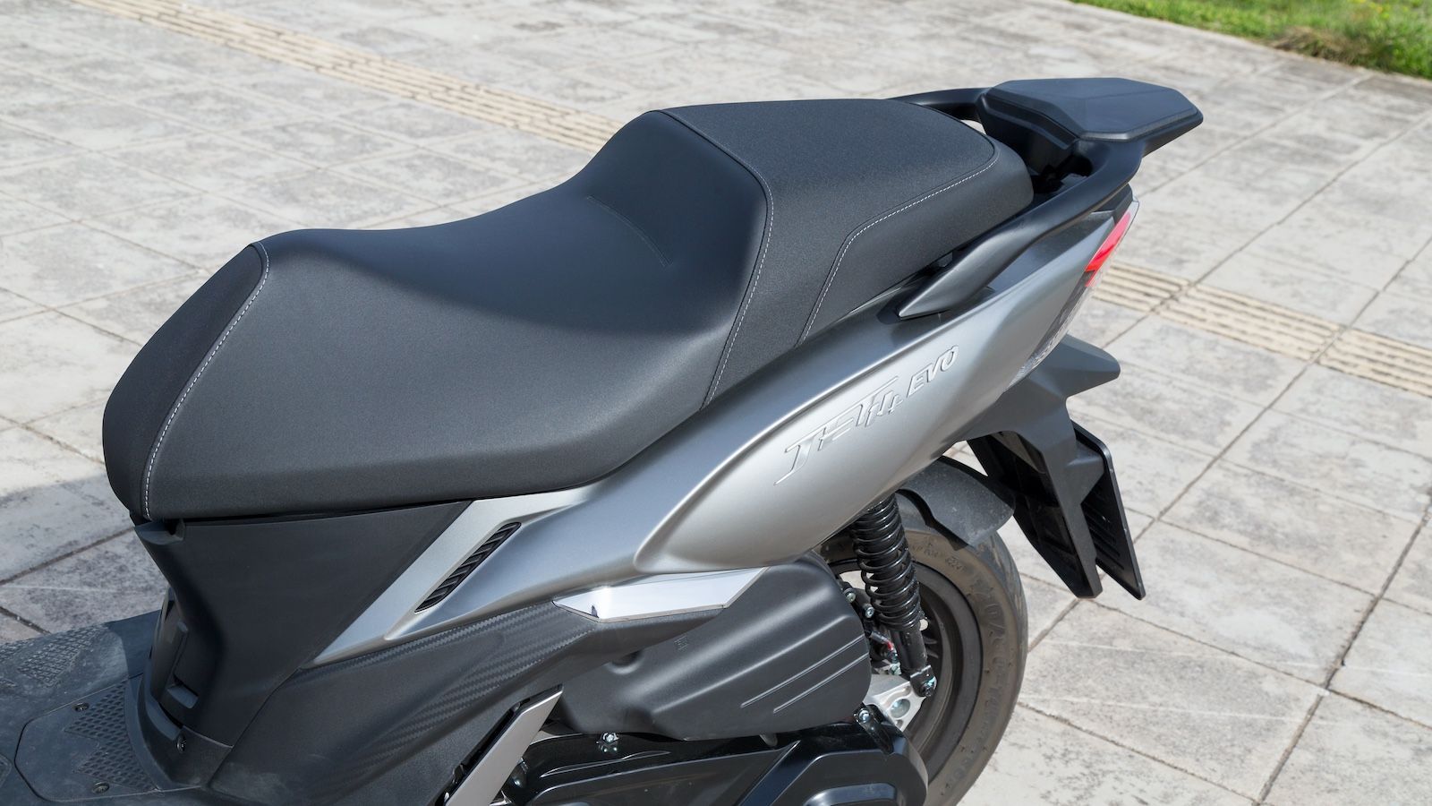 Ο συνεπιβάτης απολαμβάνει άνετο τμήμα σέλας και χειρολαβές, ενώ τα μαρσπιέ είναι τοποθετημένα μπροστά για πιο σταθερή στάση.

